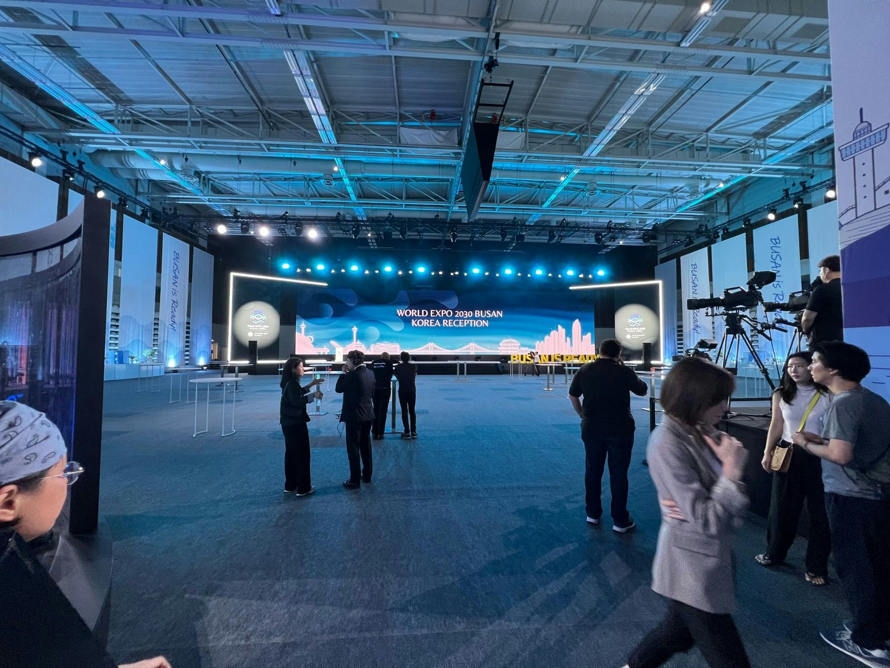 Die Event Halle wurde von MDL expo mit einer großen Leinwand und riesigen Bühne für Vorträge ausgestattet.