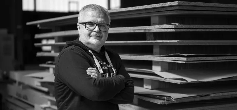 Raffael Pilato steht vor Holzmodulen von MDL Module