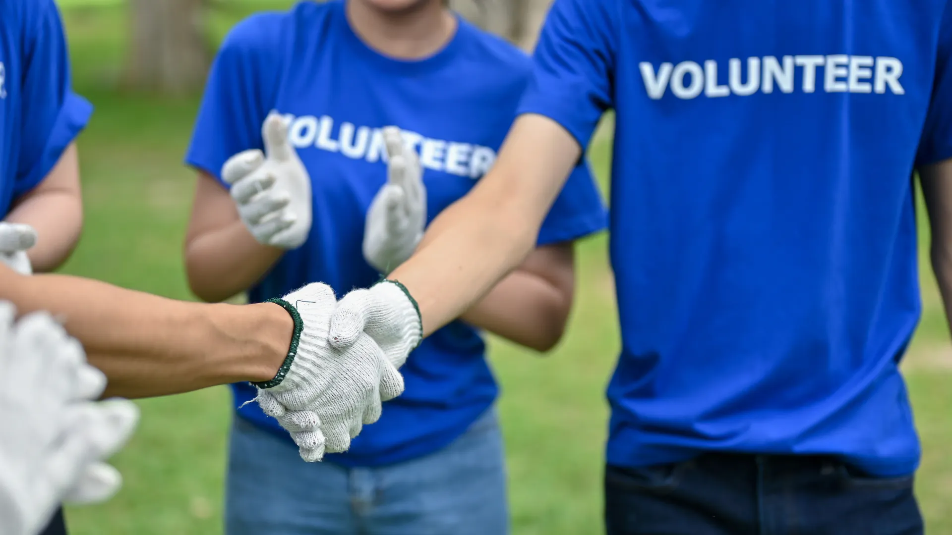 Person in volunteer t'shirt shaking hands