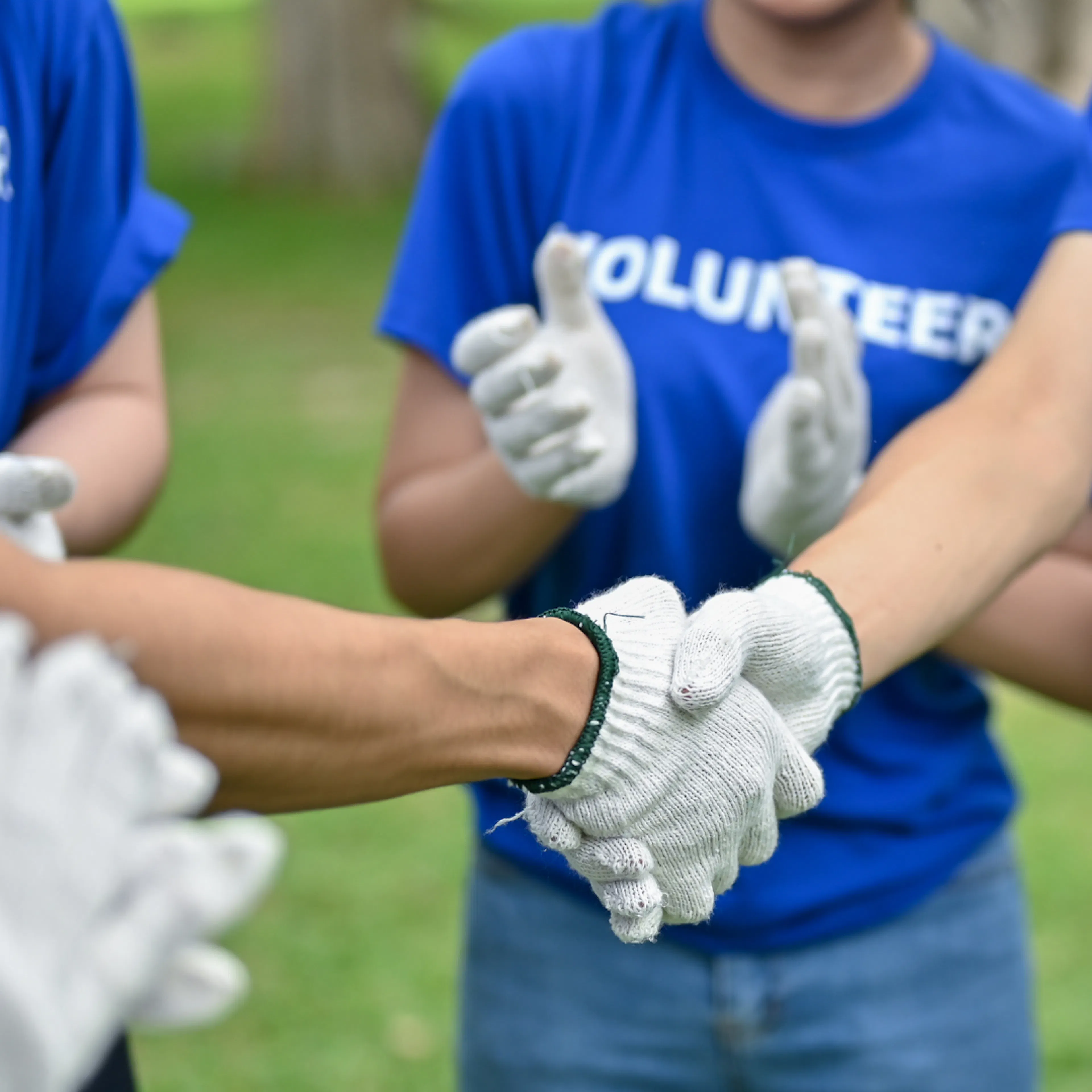 Person in volunteer t'shirt shaking hands