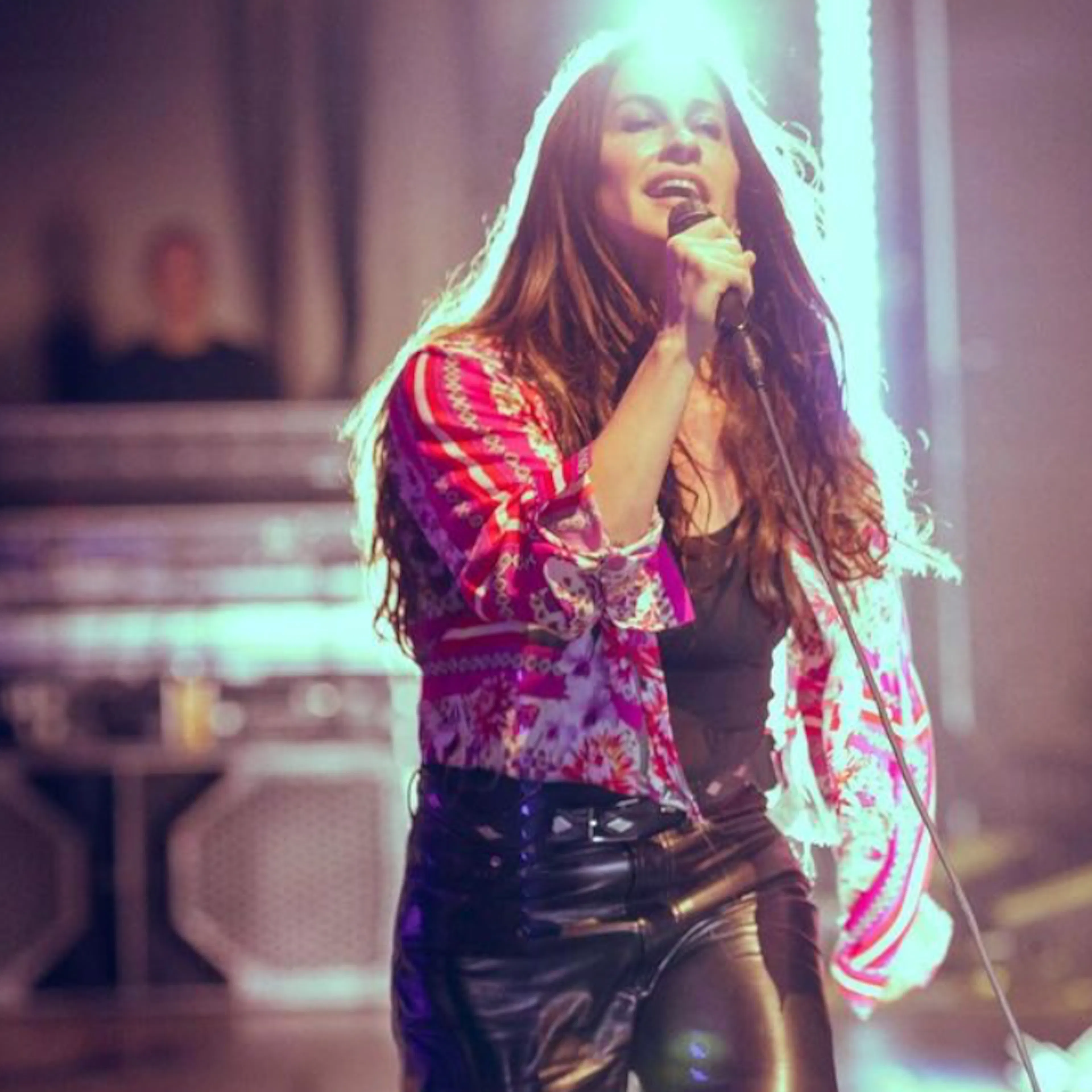 Alanis Morissette singing