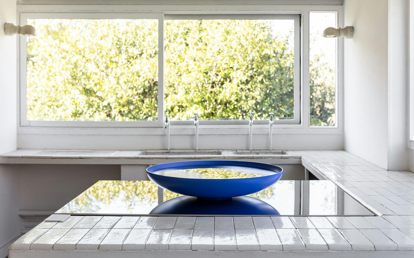 Sink ⎮ 125x85x15 cm mirror-finish stainless steel, acrylic paint, screen-printed mirror-finish stainless steel