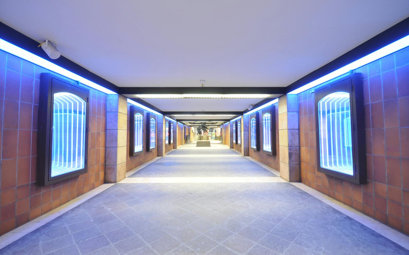“Infinite mirrors” create a colorful, playful vibe at the corridor entrance. The color of the lighting varies depending on the time of day and circadian cycle.
