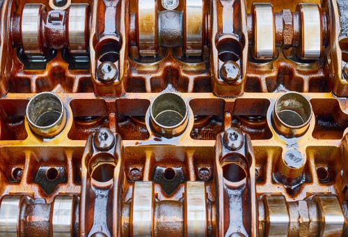 Some detail of a typical DOHC system in which the camshafts are placed directly over the valves