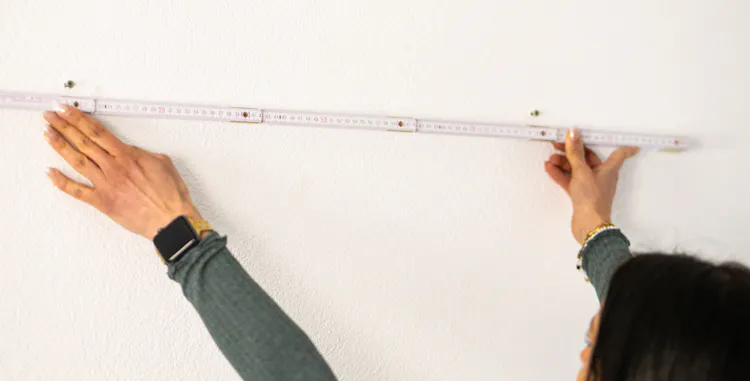 Ausmessen der Halterungen für THE STAGE 38 an der Wand