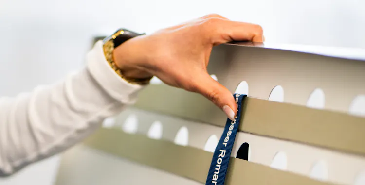 Eine Medaille wird auf der Rückseite des Medaillenhalters mit einem Magnet befestigt