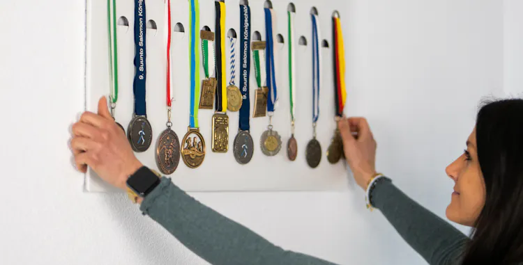 Der Medaillenhalter wird an der Wand mit zwei Schrauben aufgehängt und präsentiert die Medaillen der Sportlerin