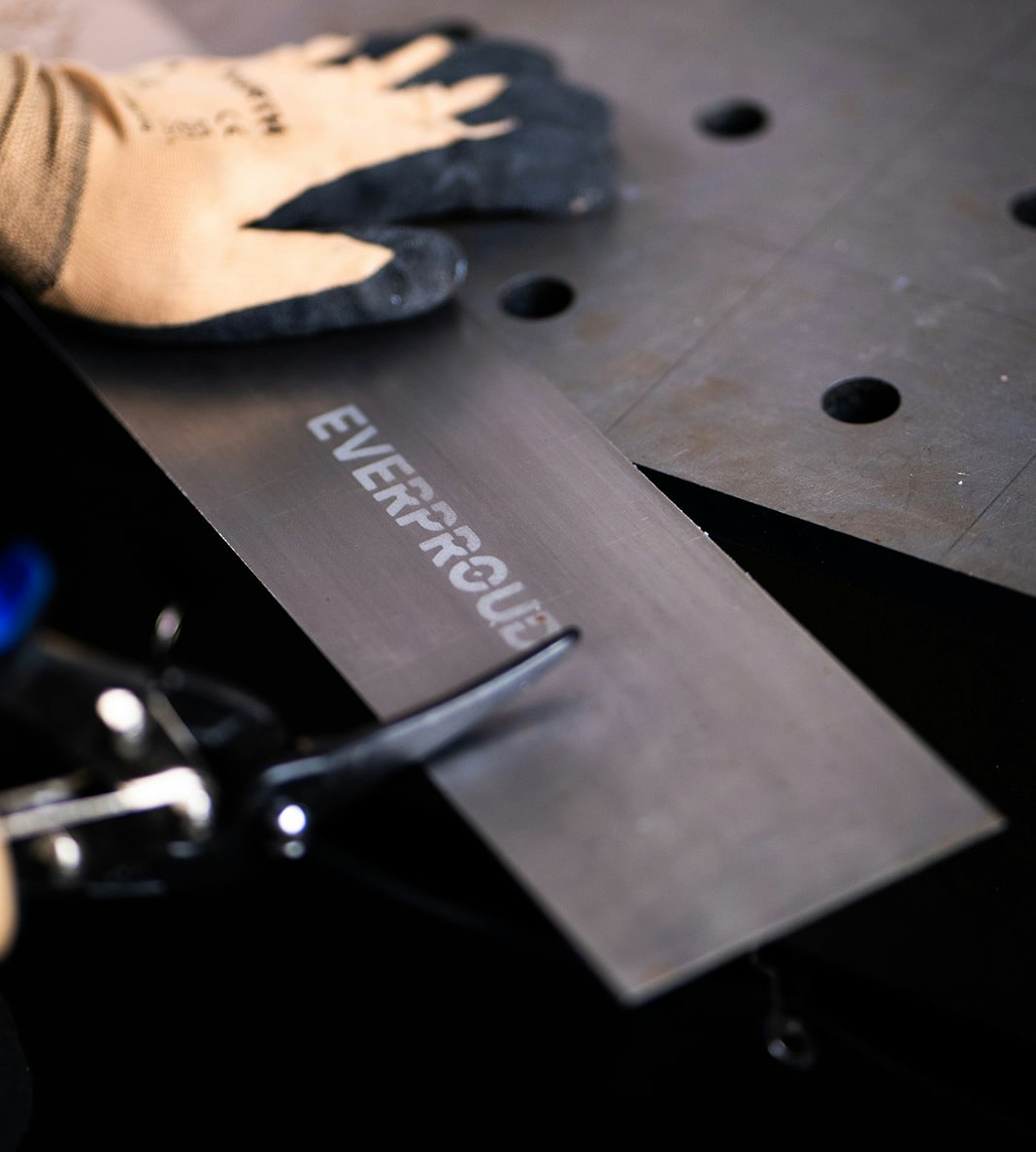 Metall Medaillenhalter Herstellung – Mann schneidet Blech für Medaillen Aufhängung zu