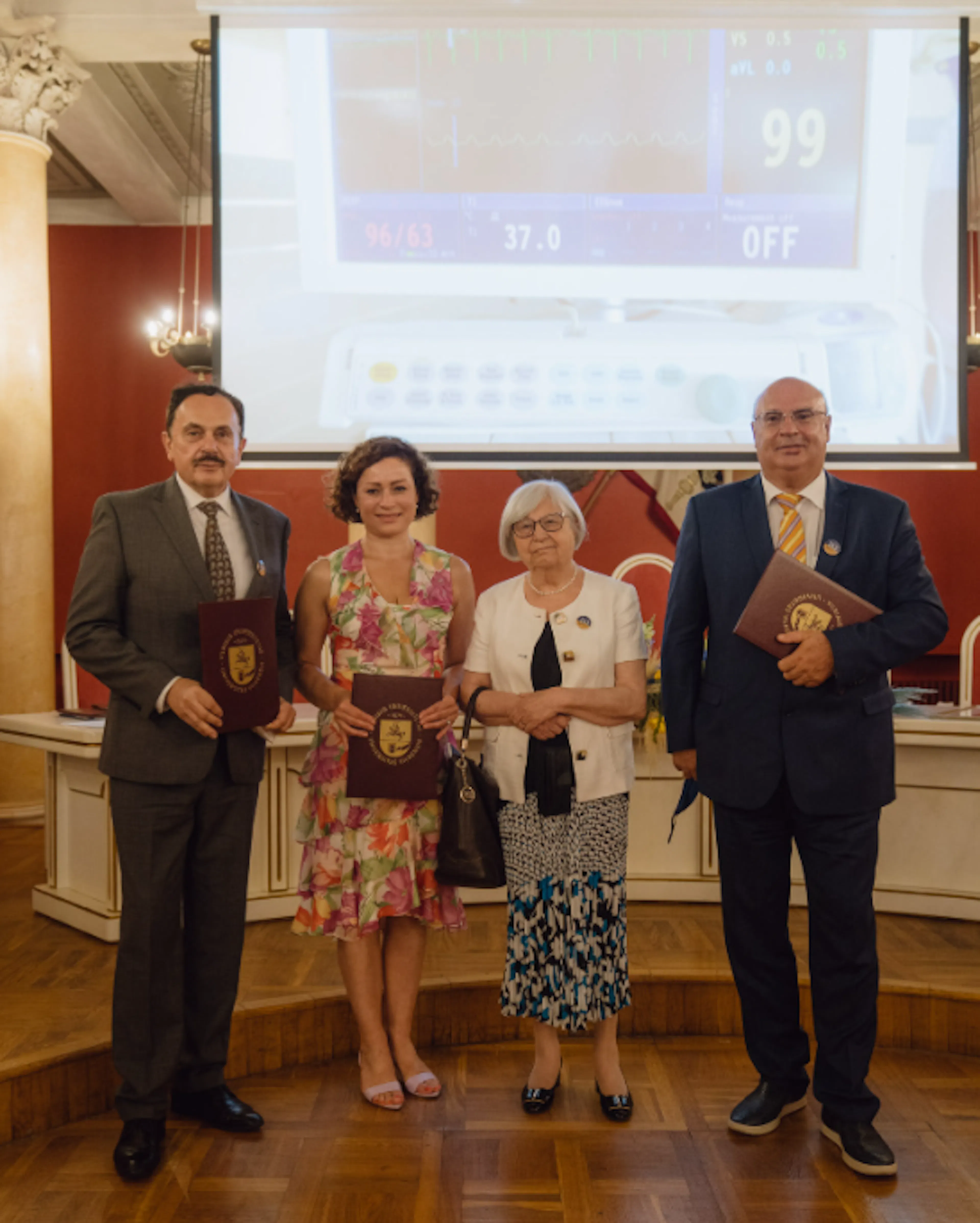 Vilniaus universiteto rektorius prof. Rimvydas Petrauskas įteikia padėkas prof. Janinai Didžiapetrienei, prof. Sauliui Cicėnui, dr. Editai Kaubrienei ir prof. Valerijui Ostapenko – 2021-07-05