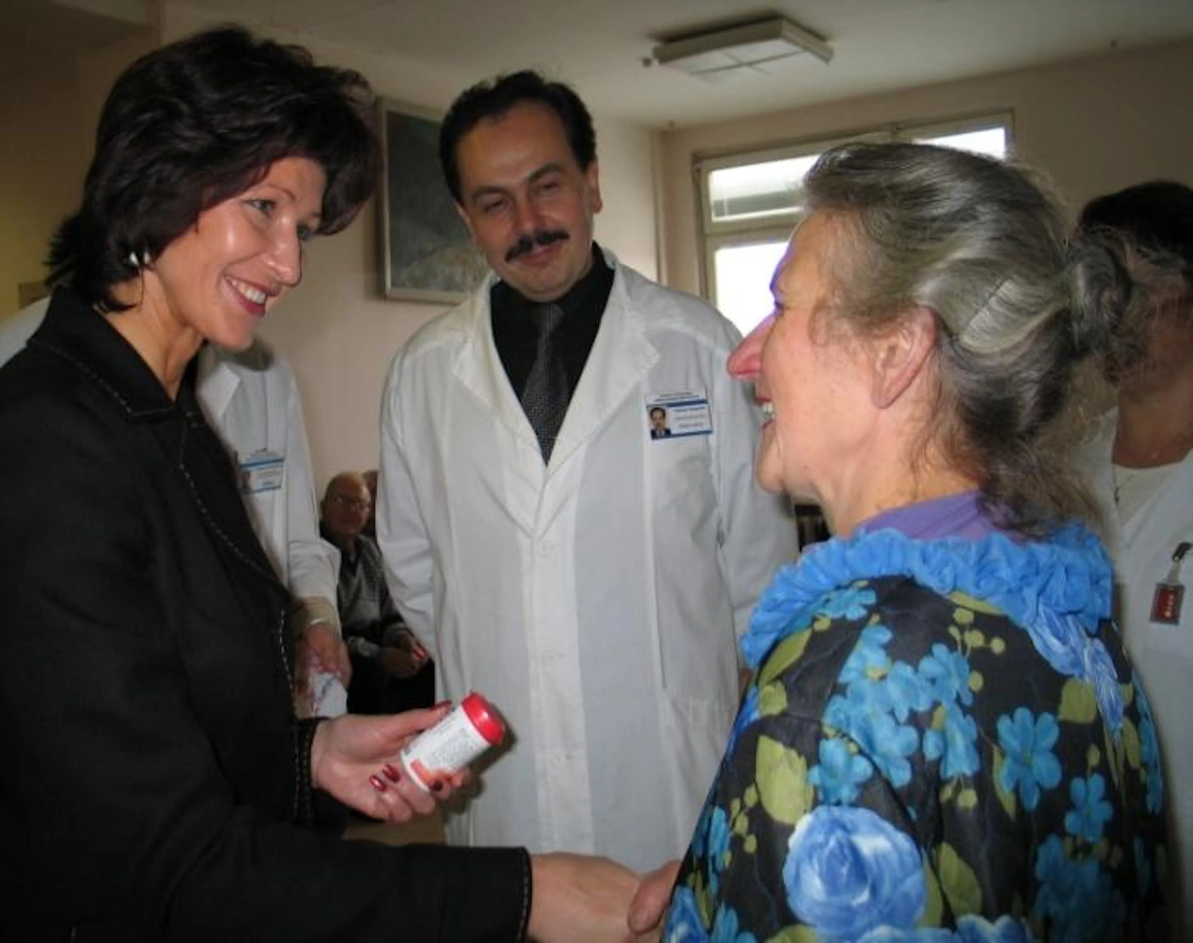 Pirmosios ponios Laimos Paksienės vizitas 2003 m. Krūties ligų ir onkologijos skyriuje – susitikimas su medikais ir pacientėmis, skirtas krūties vėžio prevencijos ir gydymo svarbai pabrėžti.
