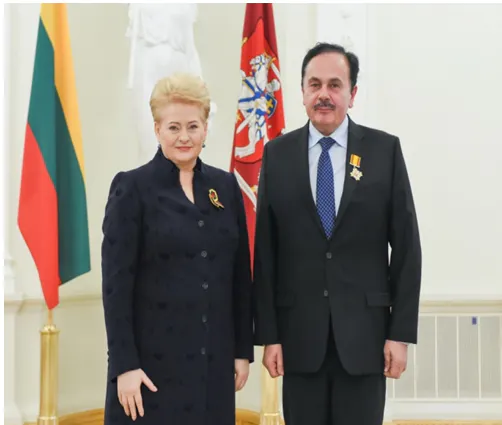 Prof. Valerijus Ostapenko priima Lietuvos didžiojo kunigaikščio Gedimino ordino Riterio kryžių iš Prezidentės Dalios Grybauskaitės Valstybės atkūrimo dienos proga