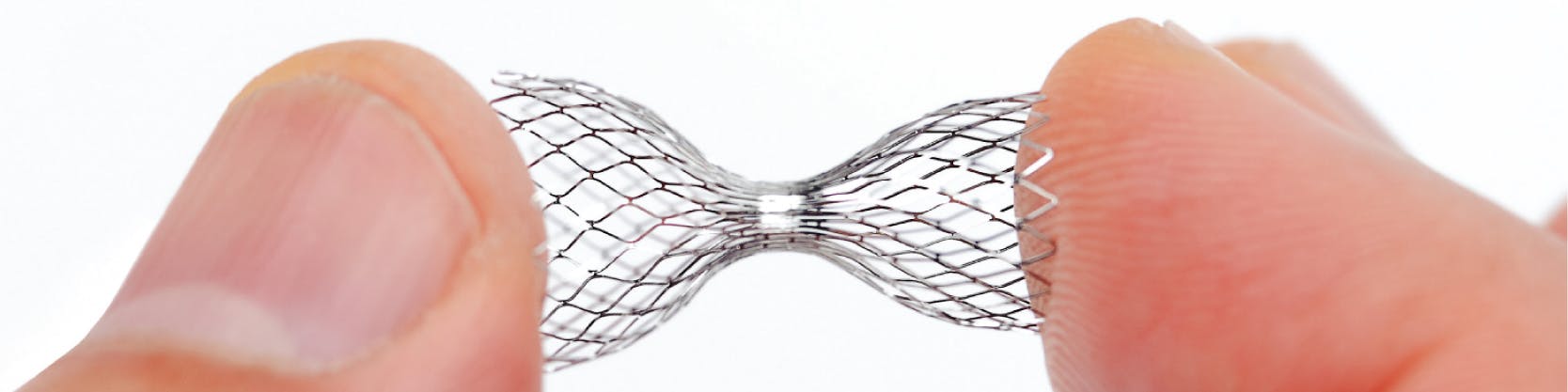 Flow reducer este un stent din oțel inoxidabil, extensibil cu balon, în formă de clepsidră, care este implantat percutan.
Scopul acestei proceduri este acela de a reduce fluxul în vena principală a inimii, în sinusul coronarian și de a conduce la o creștere a presiunii în capilare, în artere.
Datorită creșterii presiunii în artere, mușchiul inimii este vascularizat mai bine, iar calitatea vieții pacientului este îmbunătățită.