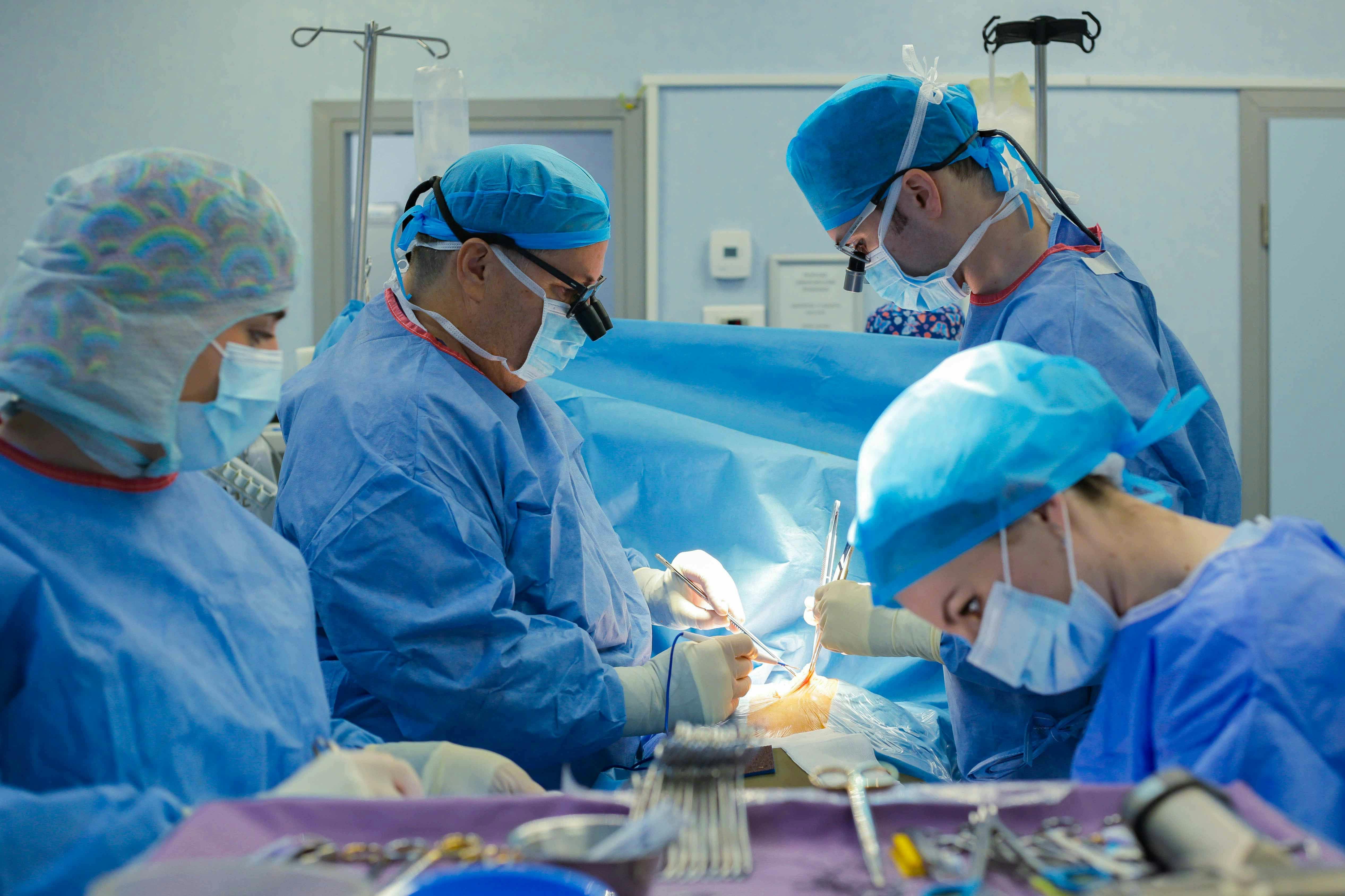 Echipa medicală de chirurgie vasculară în timpul curei chirurgicale a anevrismului toracoabdominal tip I Crawford, rupt în plămân