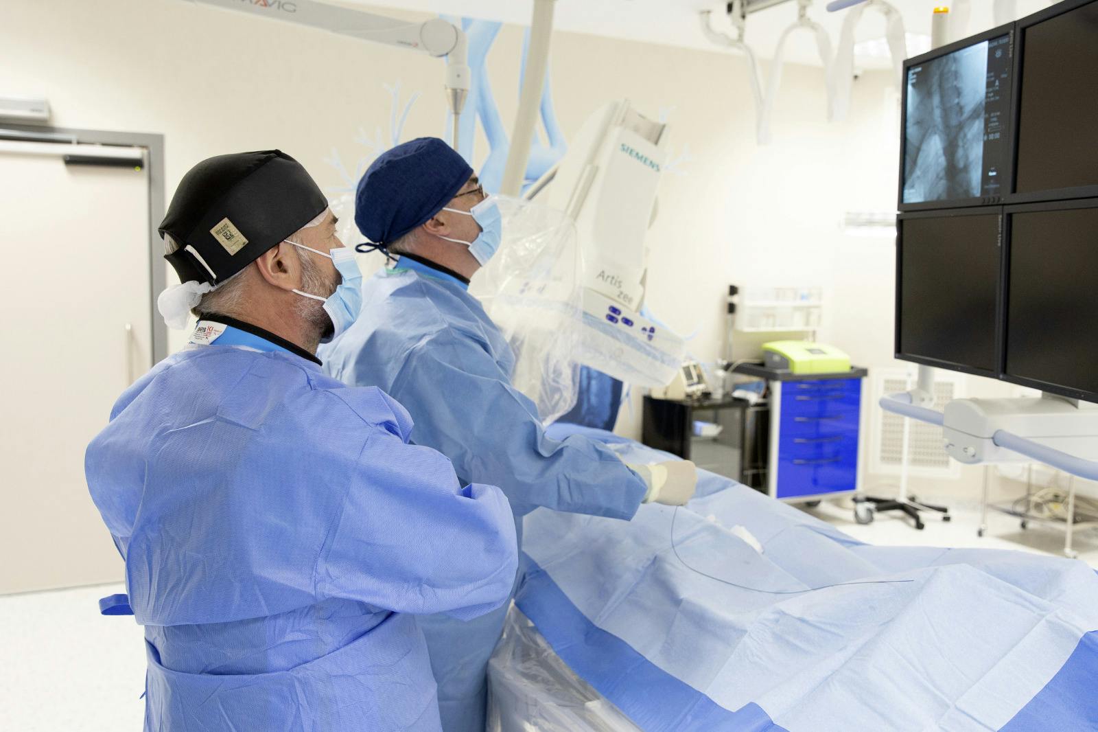 Doctor Florin Bloj si doctor Rares Nechifor in timpul procedurii de embolizarea splenică