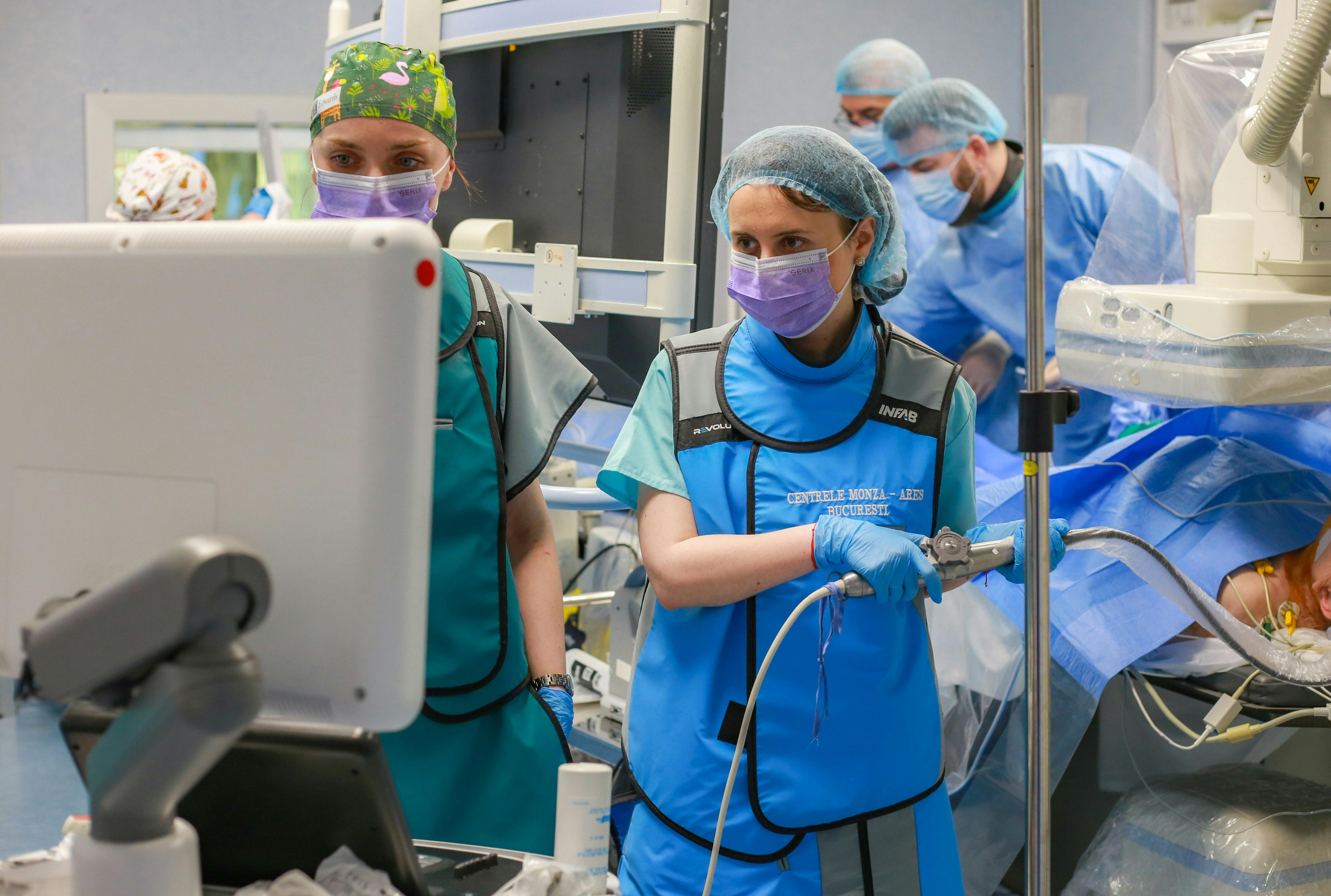 Dr. Irina Macovei și dr. Cristina Roibescu, întimpul intervenției de TAVI în TAVI