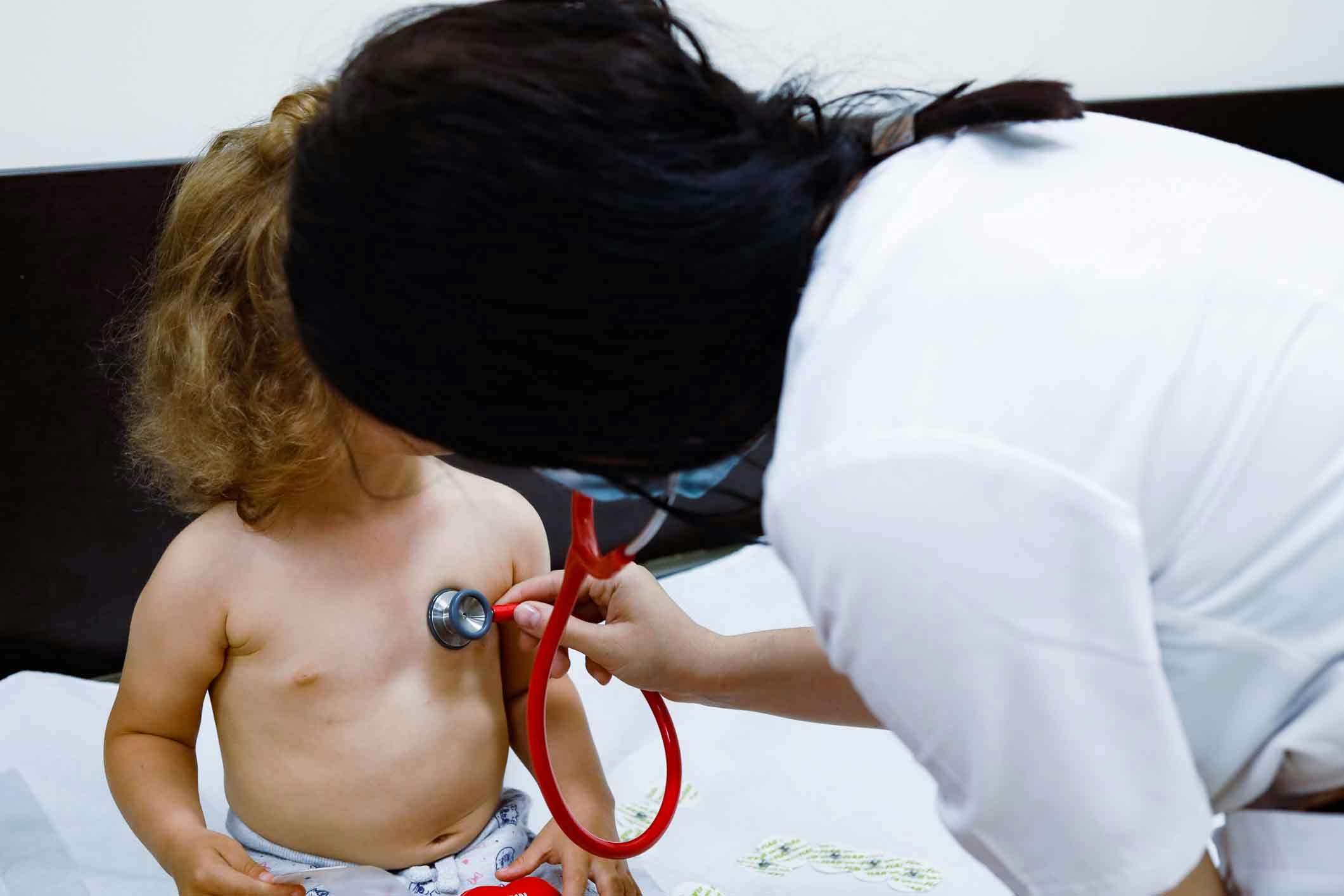 Doctor Alina Oprescu in timpul unei consultatii cardiologice pediatrice