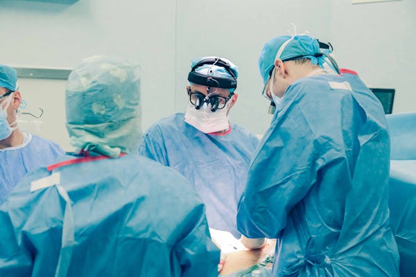 Explantare chirurgicală a unei proteze valvulare intervenționale aortice și reprotezare mitroaortică chirurgicală la un pacient cu endocardită infecțioasă și aortă de porțelan