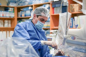 Trei inimi, o singură echipă: Revascularizare coronariană complexă cu rotablație și stenturi multiple