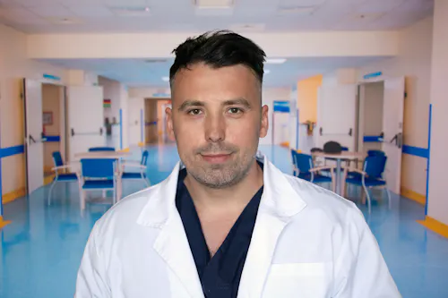 Dr. Marian Ovidiu Lungu este medic specialist în Anestezie și Terapie Intensivă