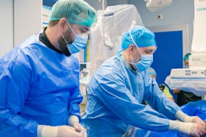 Dr. Stanislav Rurac și Dr. Iulian Călin – TAVR efectuat cu succes la Ares din Spitalul Monza, București