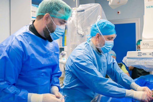 Dr. Stanislav Rurac și Dr. Iulian Călin – TAVR efectuat cu succes la Ares din Spitalul Monza, București