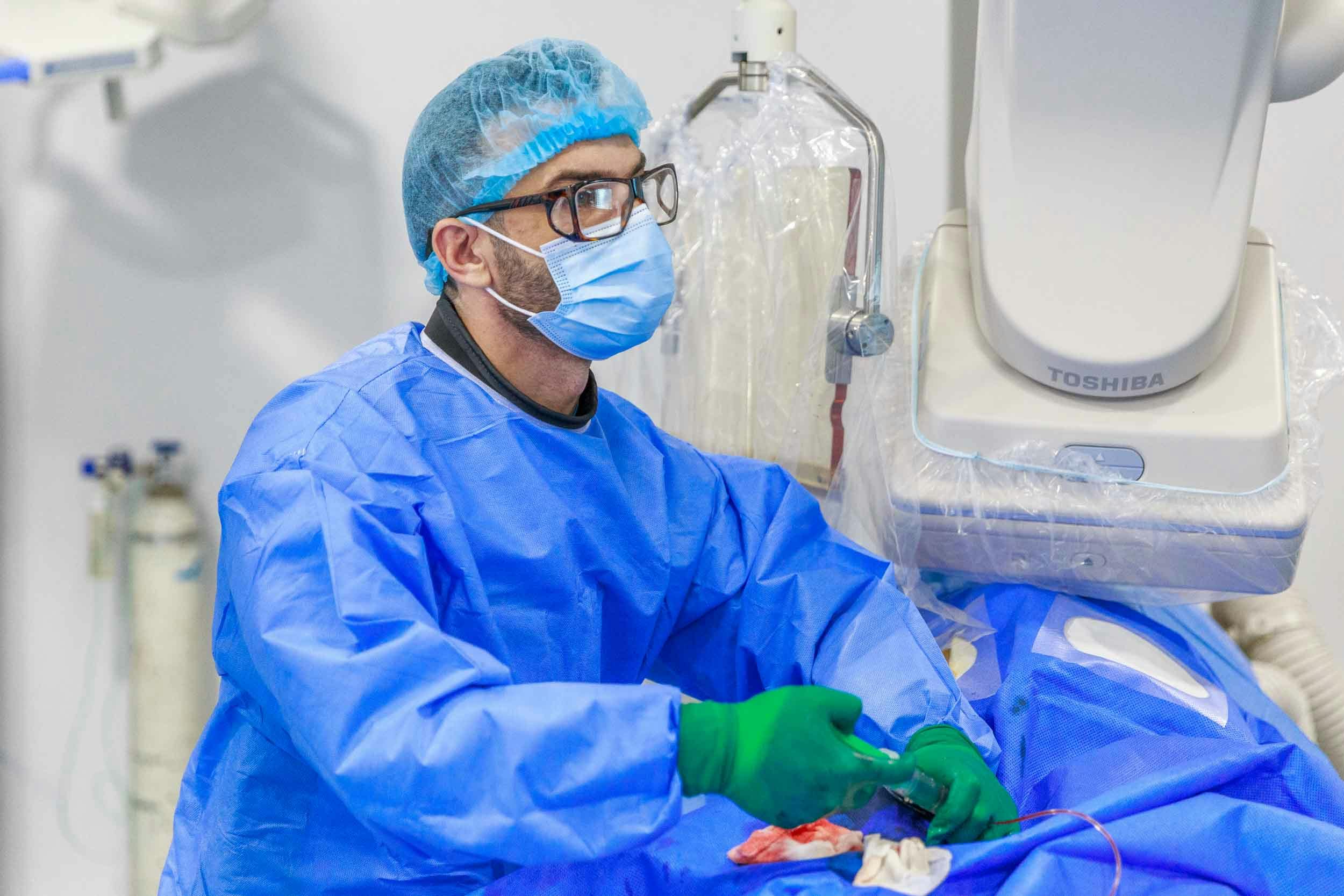 Doctorul Leonard Licheardopol in sala de angiografie Ares Constanta