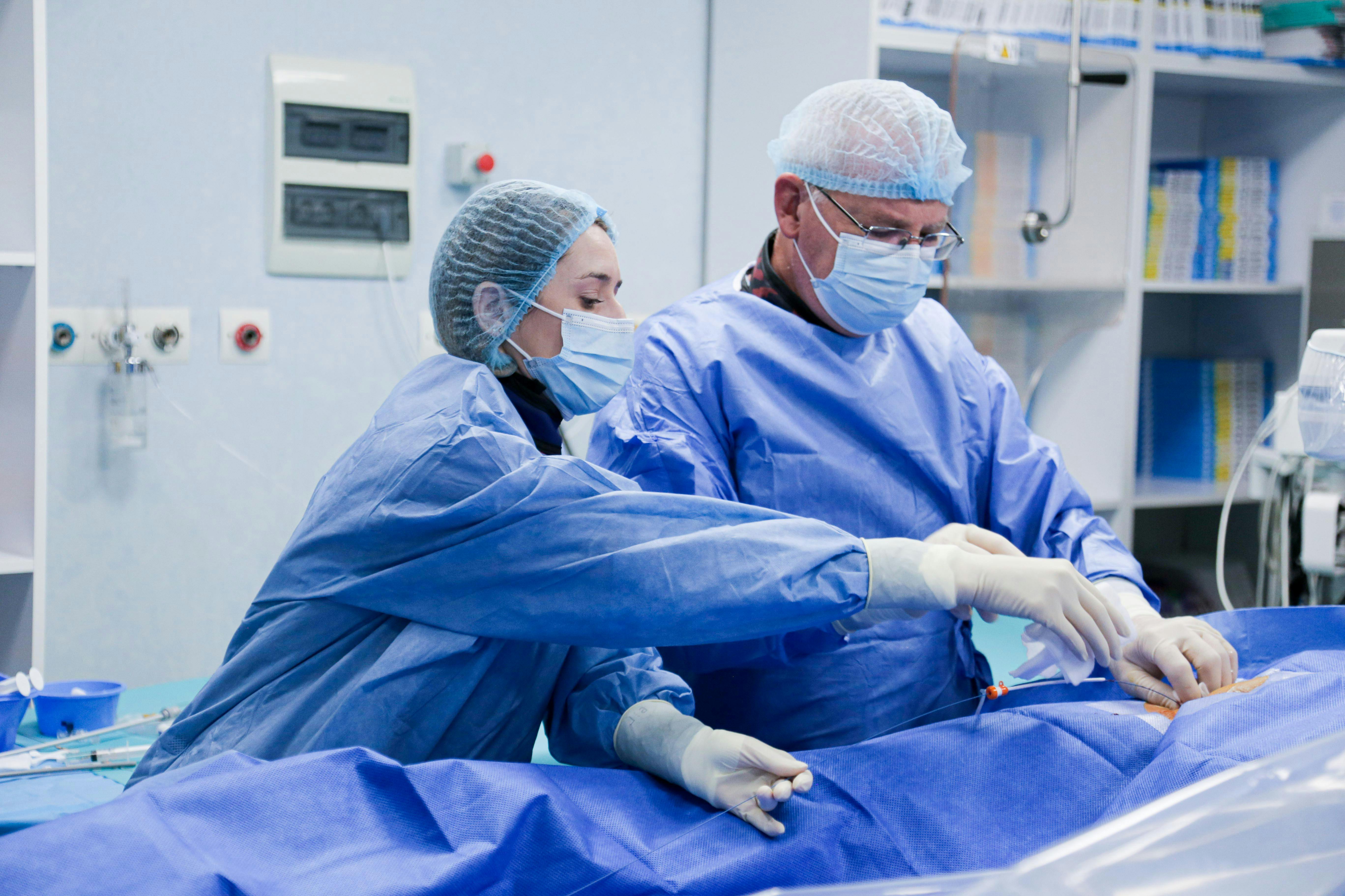 Dr. Iulia Popa și Dr. Horia Roșianu, în timpul proceduri de implantare Medtronic Micra