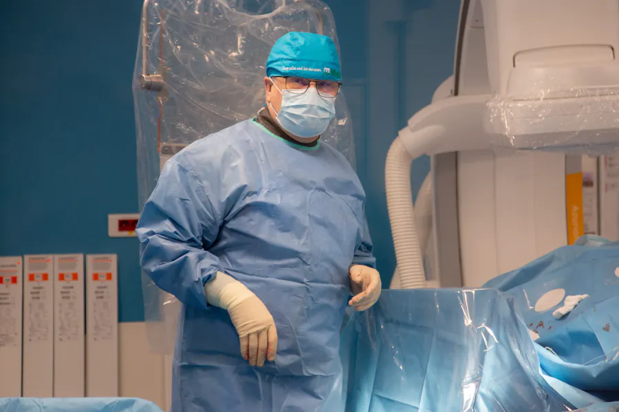 Caz vascular complex: stenoză carotidiană subocluzivă tratată prin angioplastie cu stent