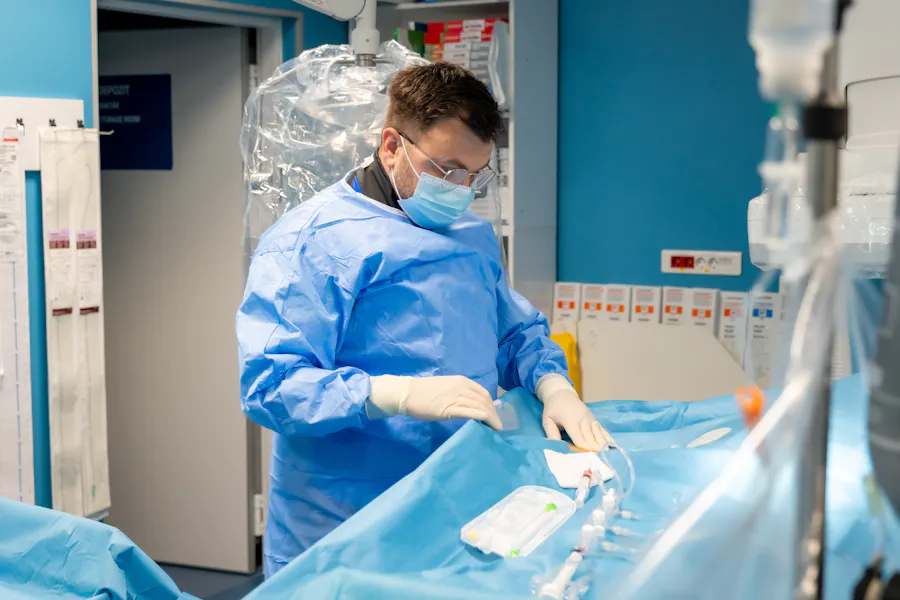 Ocluzie coronariană cronică totală (CTO) tratată prin angioplastie complexă cu două stenturi