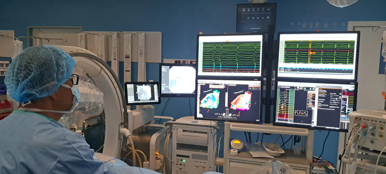 Ablația tahicardiei ventriculare la un pacient cu infarct miocardic vechi și cardiodeﬁbrilator implantabil. Cum poate tratamentul intervențional reduce riscul unor aritmii severe