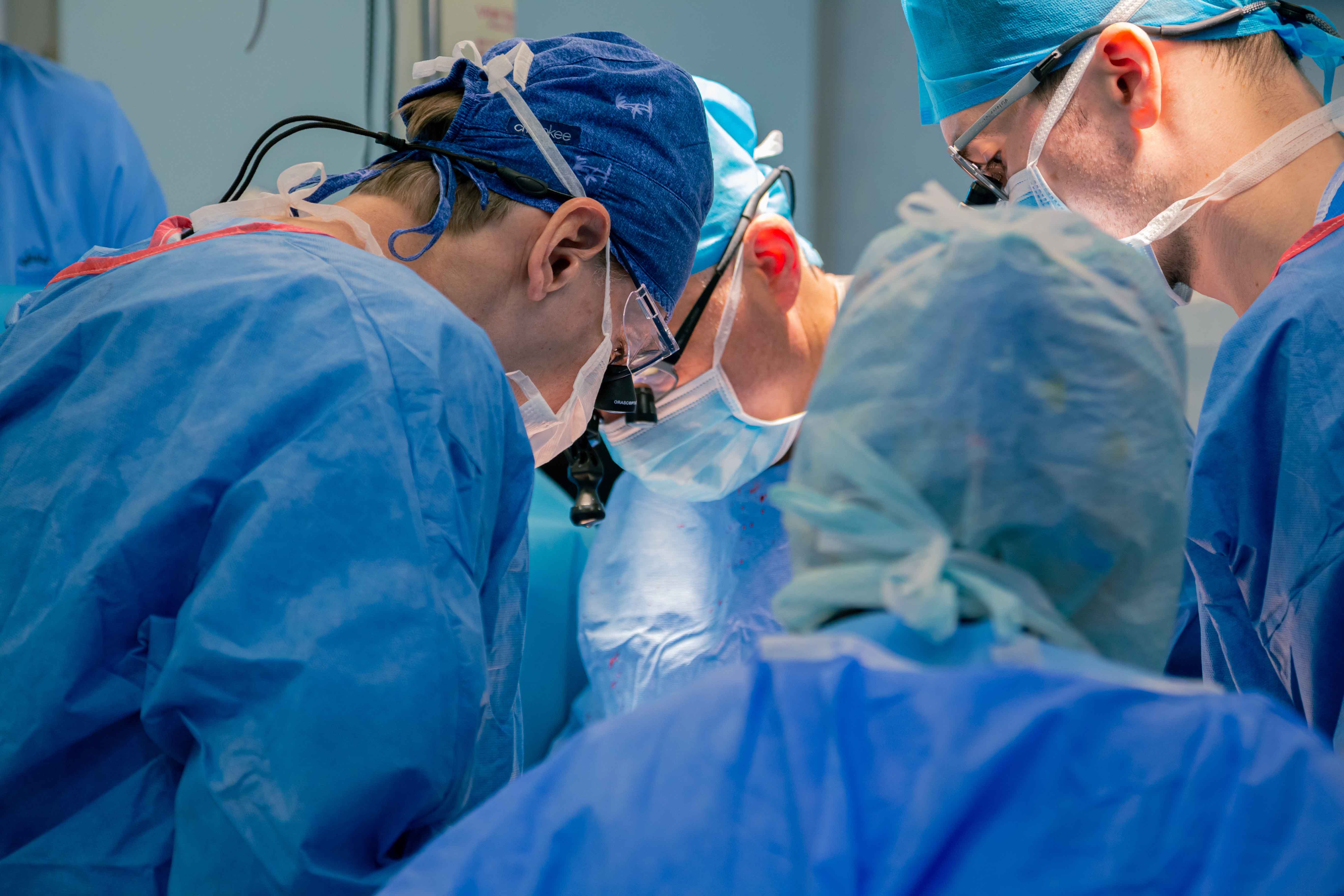 Premieră națională și europeană în chirurgia cardiacă micronvazivă