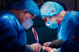 Rezecție parietală cu reconstrucție parietală toracică în cazul unei tinere de 20 de ani