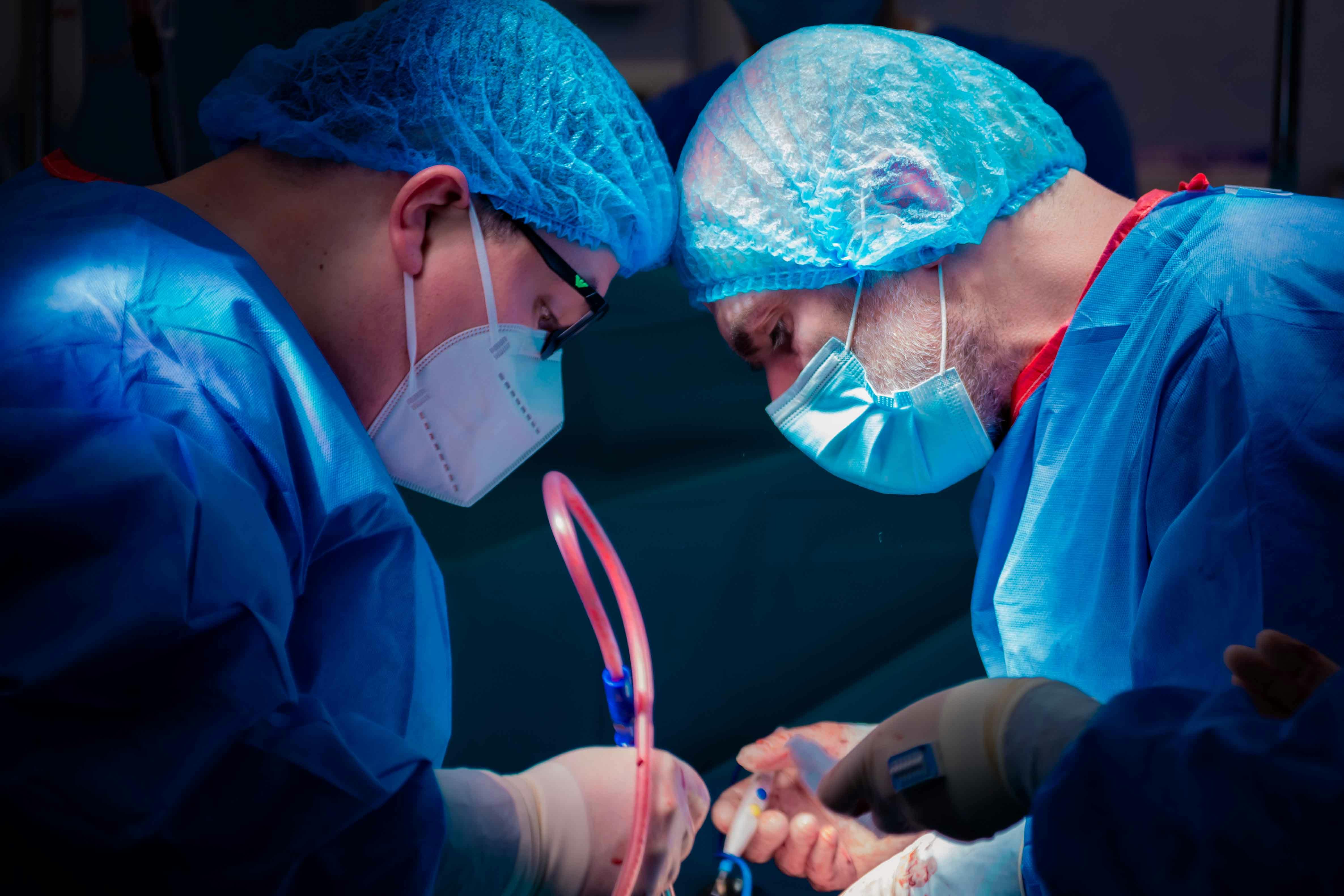 Rezecție parietală cu reconstrucție parietală toracică în cazul unei tinere de 20 de ani