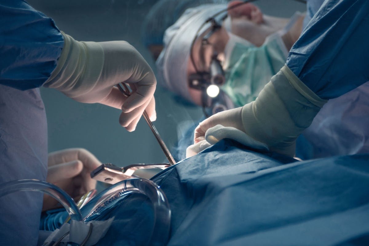 Medici în timpul unei operații de bypass aorto-coronarian.