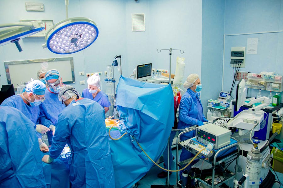 Reintervenție prin abord miniminvaziv (minitoracotomie dreapta) pentru insuficiența valvulară mitrală ischemică după bypass aortocoronarian clasic (2003), efectuată cu succes de Dr. Stanislav Rurac și Dr. Igor Tudorache