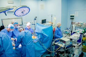 Reintervenție prin abord miniminvaziv (minitoracotomie dreapta) pentru insuficiența valvulară mitrală ischemică după bypass aortocoronarian clasic (2003), efectuată cu succes de Dr. Stanislav Rurac și Dr. Igor Tudorache