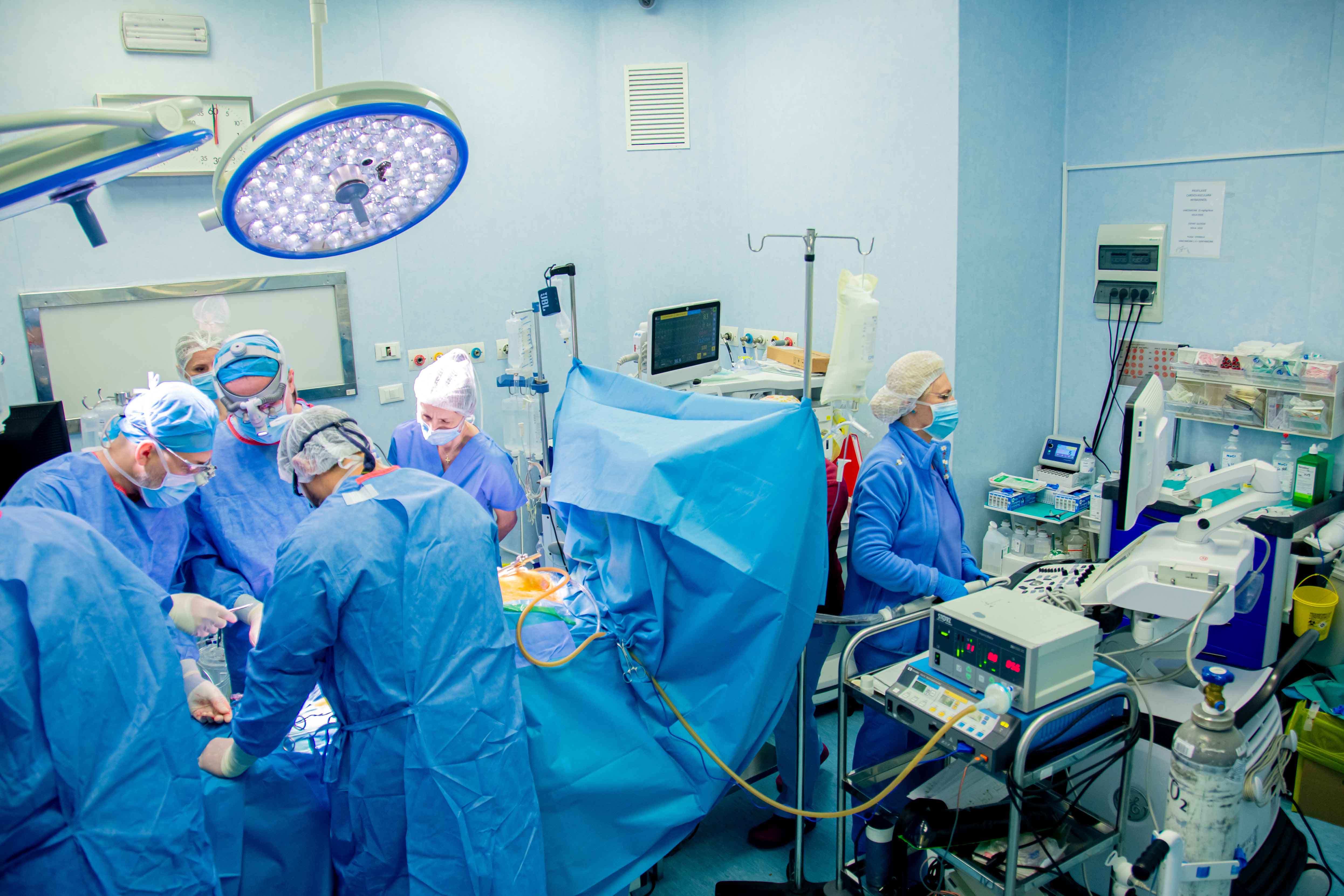 Premieră națională și europeană în chirurgia cardiacă micronvazivă