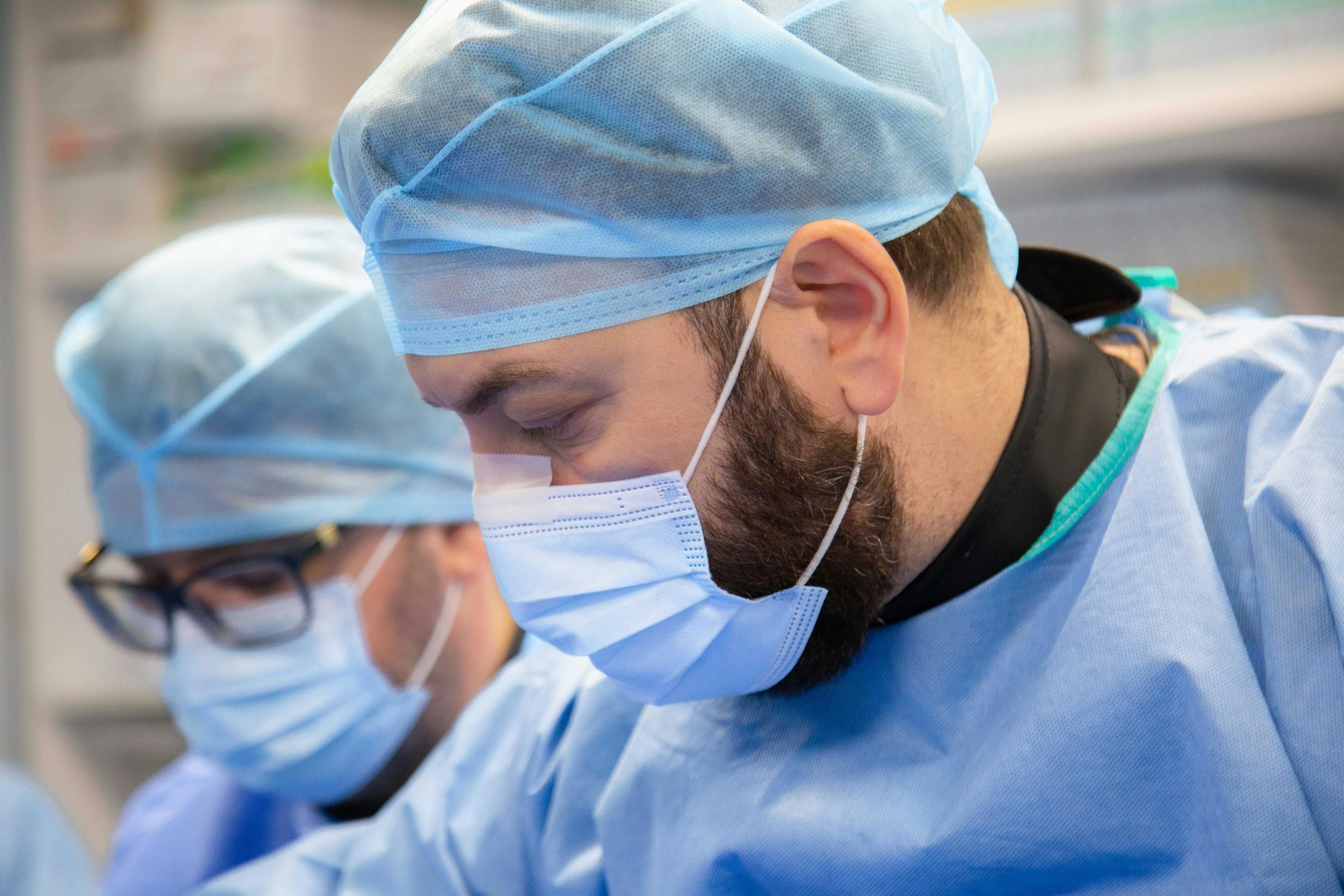 doctor in timpul unei coronarografii