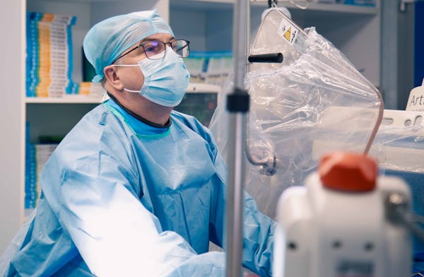 Trei proceduri EVAR efectuate cu succes la Spitalul MONZA ARES din Cluj Napoca în cazul unor pacienți cu diagnostic de anevrism de aorta abdominală infrarenal
