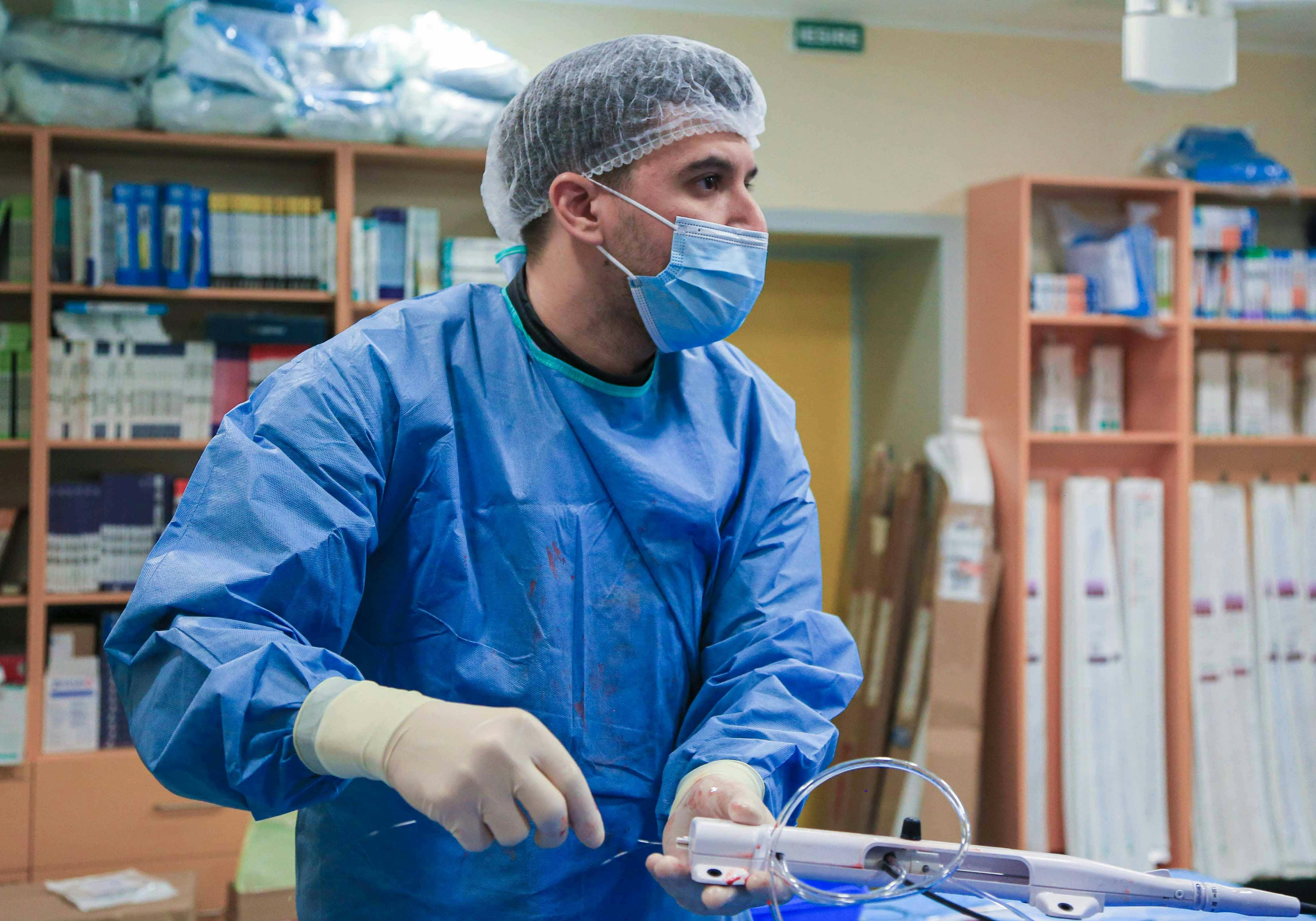 Medic interventionist in timpul unei proceduri de revascularizare