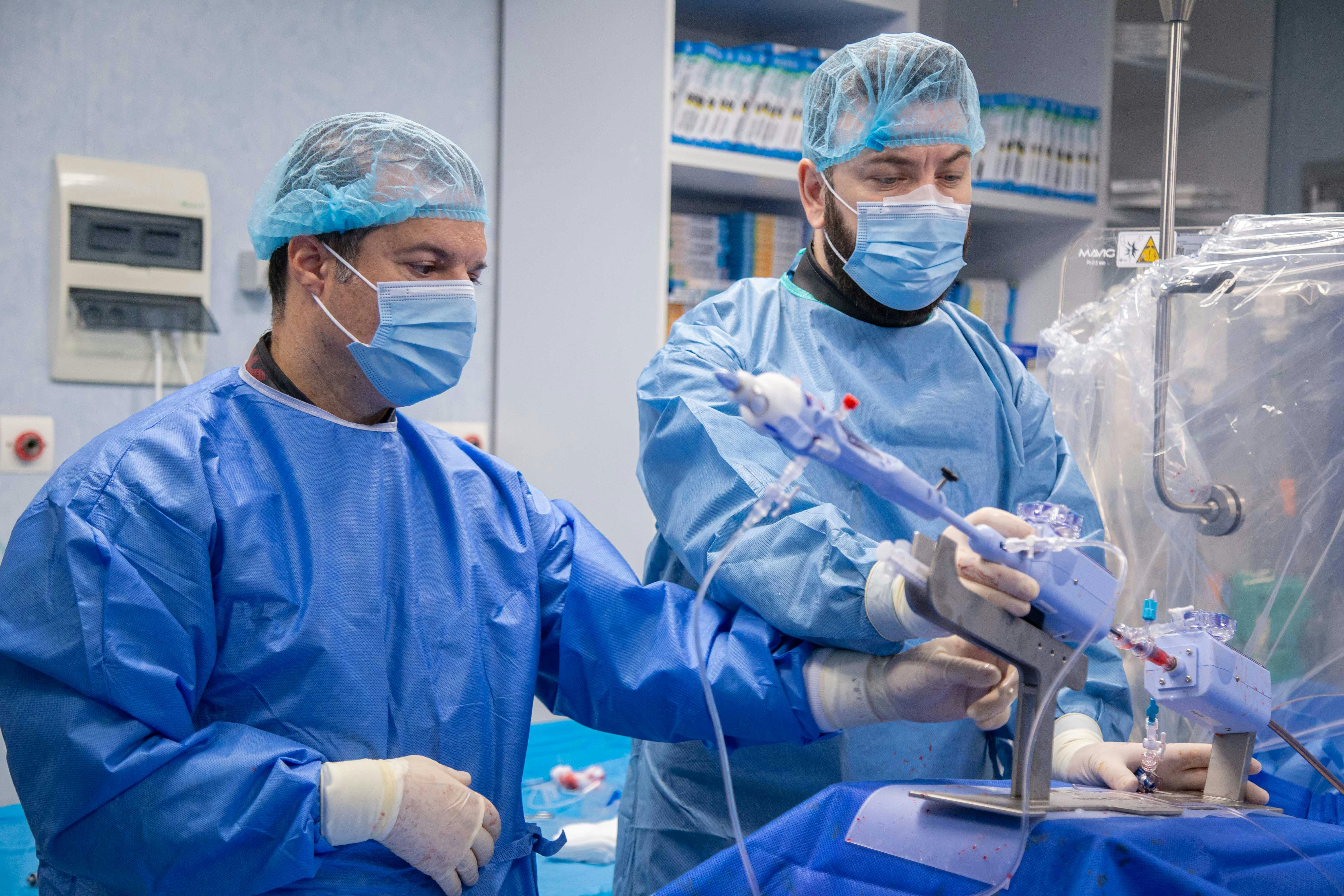 Doctorul Vlasis Ninios și dr. Iulian Călin, în timpul unei proceduri Mitraclip