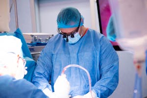 Închidere DSA total endoscopică prin minitoracotomie periaureolară – chirurgie cardiacă minim invazivă cu rezultate spectaculoase