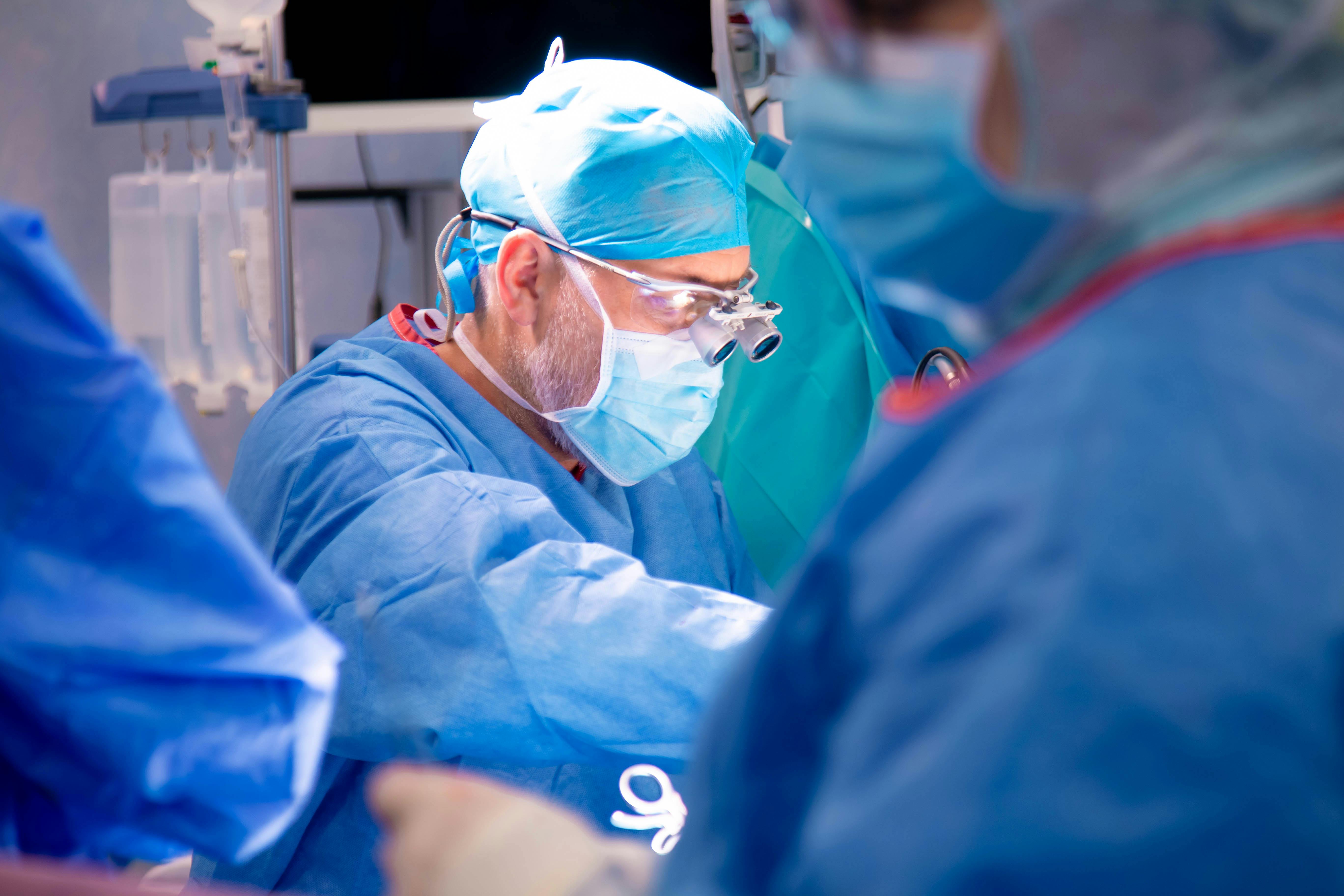 medic in timpul operatiei