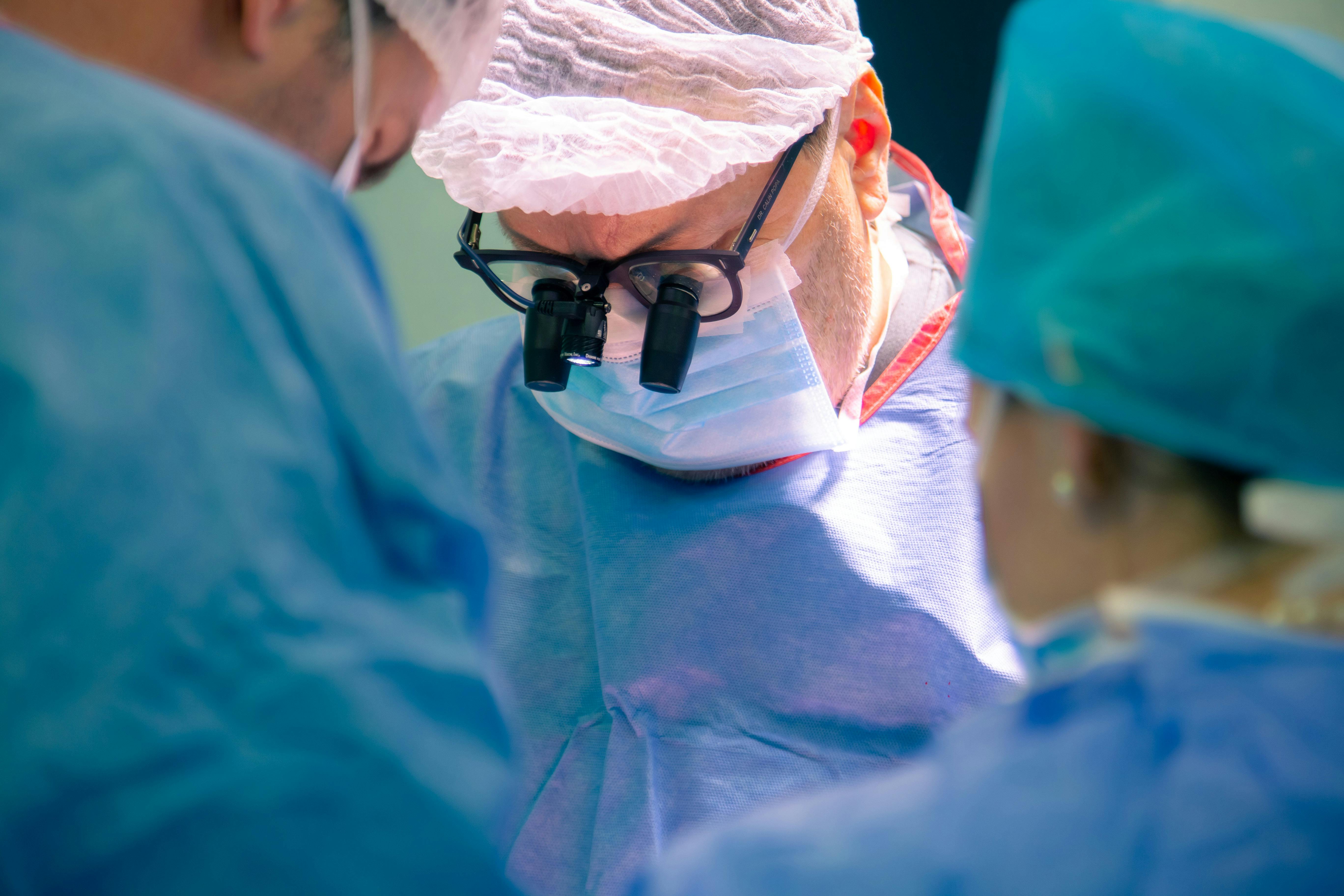 Medic in timpul operatiei