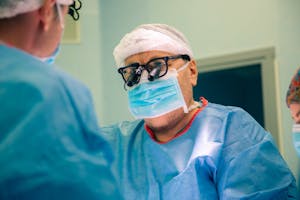 Tratamentul chirurgical al unui anevrism aortic subrenal cu endoleak de tip I – o intervenție complexă realizată cu succes în cadrul MONZA ARES