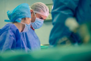 Speranță reluată prin chirurgie cardiovasculară: bypass aorto-mezenteric cu evoluție favorabilă la o pacientă cu ischemie severă