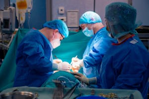 Lobectomie radicală VATS uniportal – tratament microinvaziv pentru o pacientă cu istoric oncologic complex