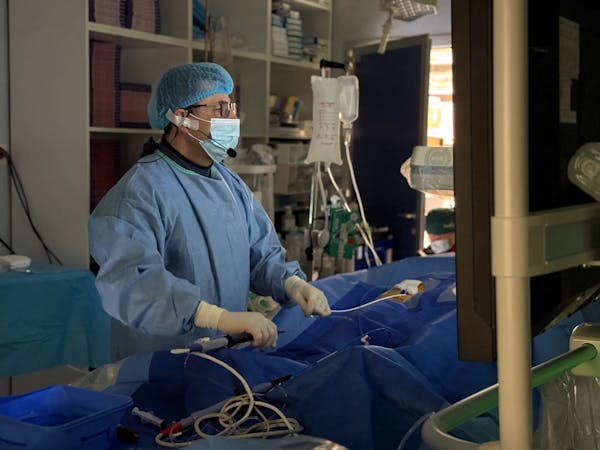 Dr. Marius Andronache și echipa medicală Monza Ares în timpul unei intervenții de ablație de fibrilație atrială persistentă cu mapare 3D și alcoolizare venă Marshall.