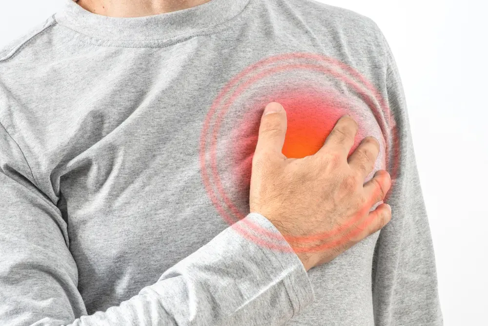 Imagine cu o persoana care prezinta simptome ale bolilor de inima