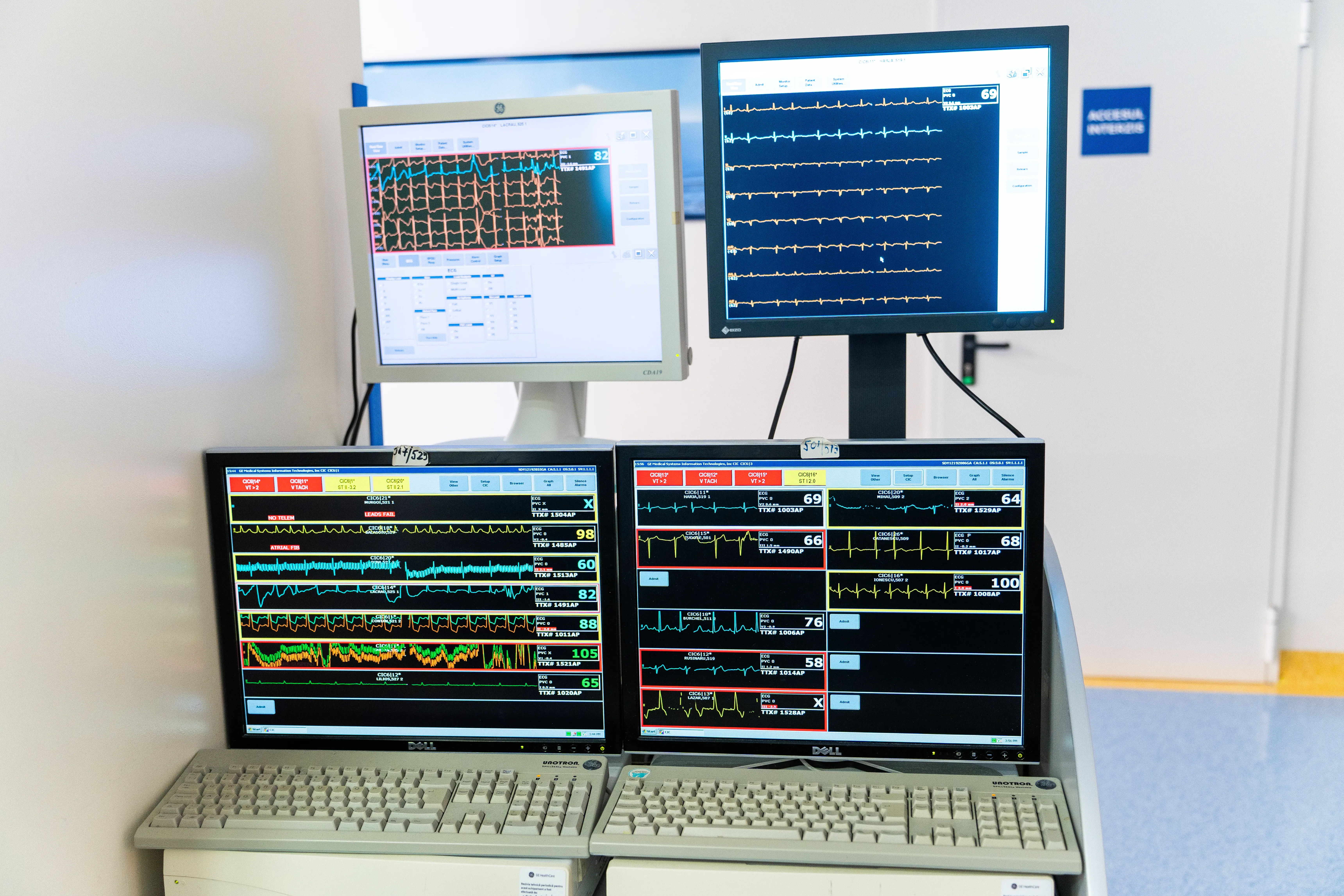 monitoare ce afiseaza sisteme de telemetrie